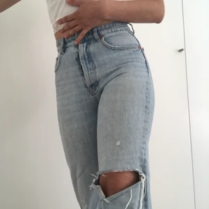 ZARA jeans i gott skick - Superfina ljusblå jeans i mycket bra skick som passar perfekt till vår och sommar! Straight leg & ger en markerad midja och fin rumpa🤍 Storlek 36, passar även 34. Säljes då de tyvärr inte längre passar mig. Köparen står för frakt/det fraktalternativ som föredras✨