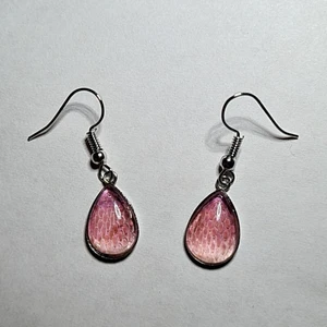 Ett par örhängen gjorda på ormskinn  - Historia, ömsat ormskinn bevarat i smycken!  På Tales Of Scales görs smycken på ömsat skin, i detta fallet från en juvenil majsorm! Checka in @tales.of.scales.swe på instagram för törre utbud. Btw. Frakten är 20kr, ej 39kr som Plick säger :)