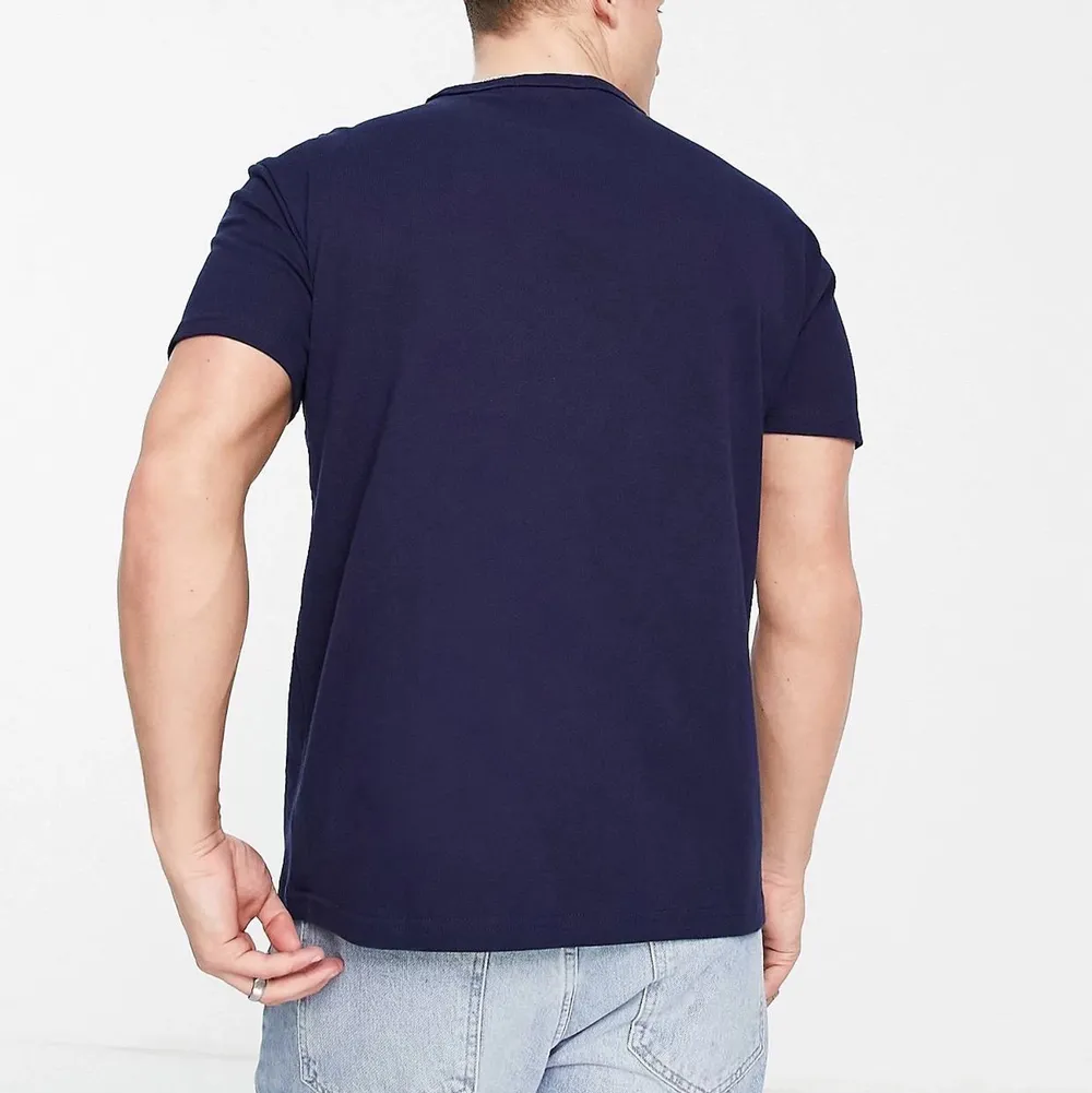 Ralph Lauren T-shirt, nypris är 695 KR. Storlekar som finns är XS och S. Tröjorna är helt nya och skickas med tags på.. T-shirts.