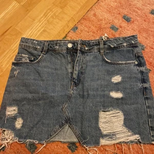Kjol - Jätte fin jeans kjol från Zara, storlek L men liten i storleken 