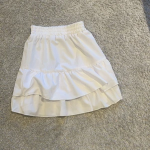 🌺vit volang kjol🌺 - 🌺Säljer denna söta vita volang kjolen perfekt nu till sommaren.säljer den då den inte kommer till användning.köpte den förra sommaren.I storlek 140 men passar mig som har storlek 152.kommentera gärna om ni är intresserade.inga sömmar som har gått upp🌺