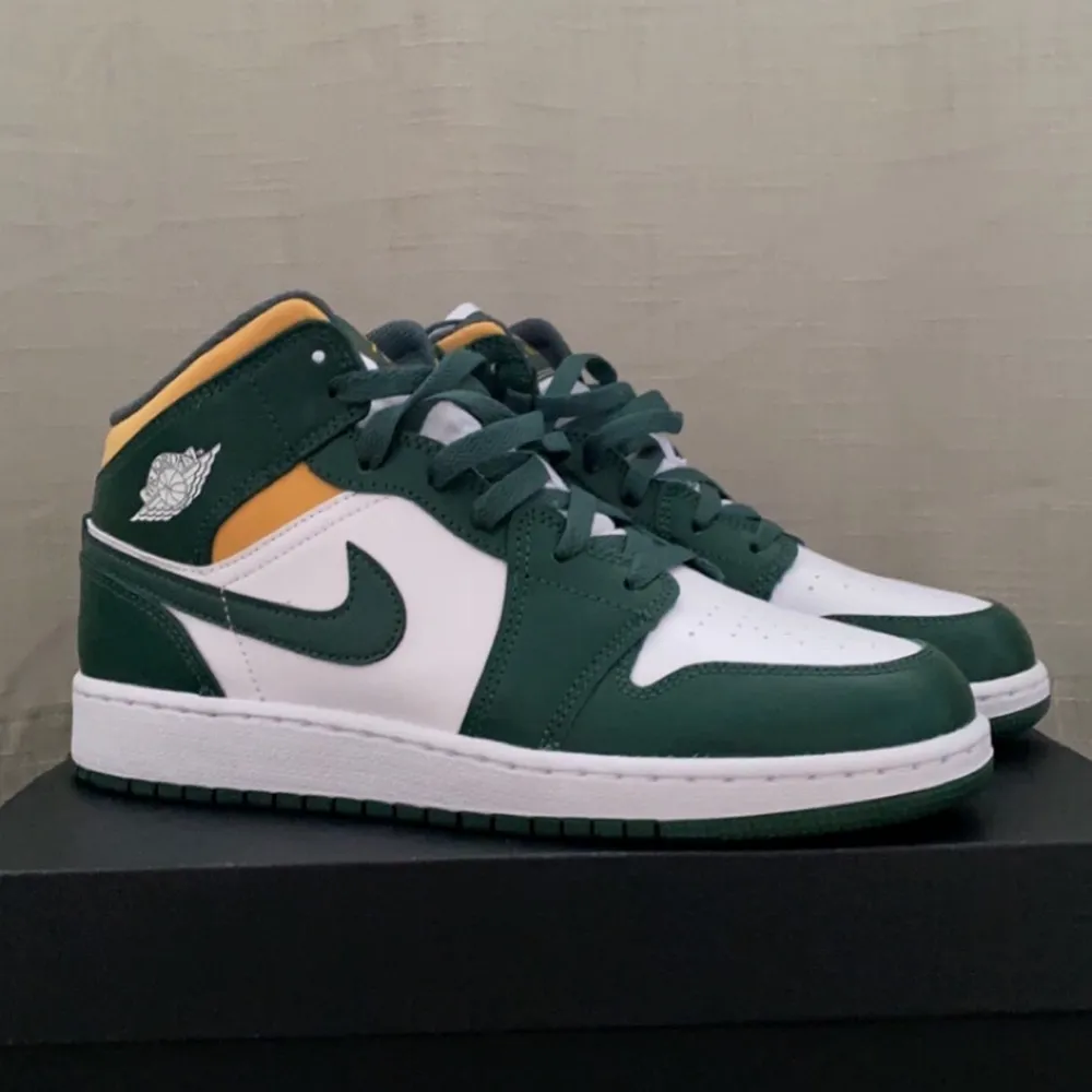 INTRESSEKOL på mina sprillans nya Air Jordan 1 Mid Sonics 2021 (GS). Köpta från restocks:) . Skor.