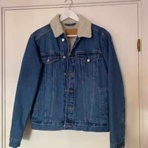 Fodrad Jeansjacka strl Small - Fodrad jeansjacka, använd Max 2-3 ggr. Storlek Small 