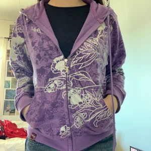 Zip Up Hoodie  - Lila zip-up hoodie men massa mönster och ett F som dragkedja ⚡️ Passformen skulle jag nog säga sitter som en vanlig kofta inte liten eller för oversized! Säljer pga behöver pengar och den kmr aldrig till användning längre ❣️ Kom privat för frågor eller mer bilder :) 