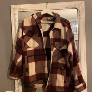 Overshirt jacka - Nästan aldrig använd så den är i väldigt fint skick🥰 Nypris 399kr