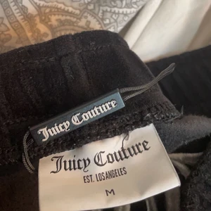 Juicy couture Byxor - Värde= 800 kr från Nelly. Säljer mina juicy byxor pga för stora för mig. Dom är i storlek M men sitter baggy. Passar storlek L också🤍 