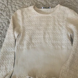 Storlek s/M trändig zara topp - Super snygg trändig topp från zara har köpt den på plick för 400k är M har krumt till S💘har inte kommit till användning 