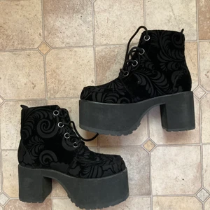 Sammets svarta platåskor 70’s retro TUK - Ett par supersnygga platåskor i mönstrat sammet som tyvärr är för små för mig. I superbra skick. St 39 (UK 6). Från märket TUK. 7 cm klack. De är knappt använda pga lite för små för mig. Jättesköna och bekväma att gå i. Kan hämtas upp i Sthlm. 