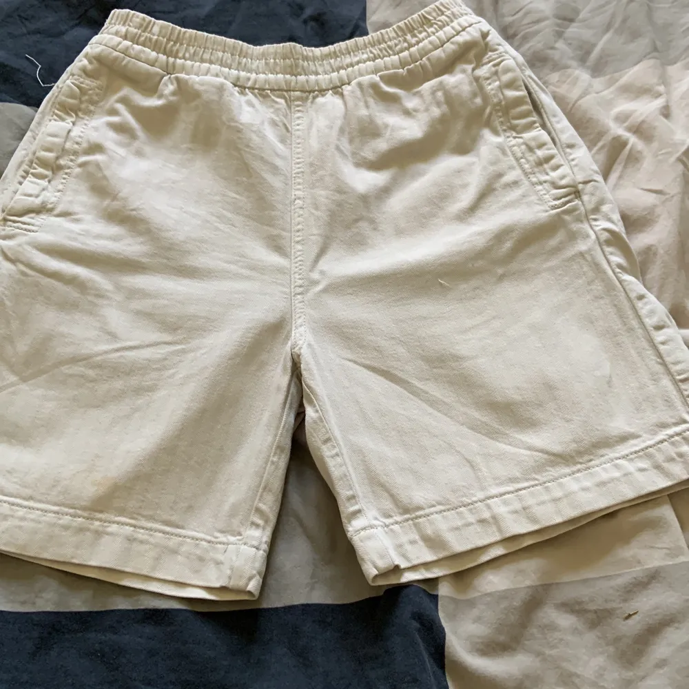 Vita shorts från weekday, storlek: XS men något stor i storleken så är mer som en S i passform, 100% bomull, finns en liten fläck men syns inte så mycket. Shorts.