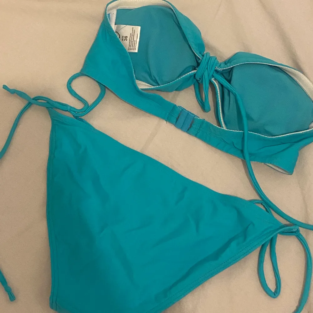 Super fin blå bikini som är perfekt inför sommaren. Den passar er med lite mindre bröst då jag säljer den för att den inte passar längre. Bara testat den och aldrig använt. . Övrigt.