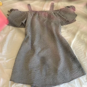 Rutig klänning från mynichelle girls! - Jätte fin och helt perfekt klänning till sommaren!💗Den är rutig med jätte fina ärmar!💗