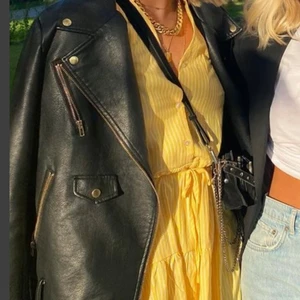 Gul klänning - Fil härlig sommarklänning från vila med ett egenskaper litet band till midjan. Super tunnt och skönt material. Storlek 34, skulle säga att den passar 36 också.