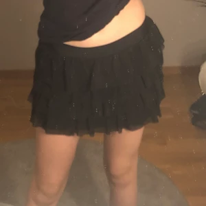 Kjol - Fin populär svart kjol. Den är aldrig använd pågrund av att den är liiite för kort för mig som är 174 cm lång❤️ förlåt för mycket dåliga bilder ahha, frakten är inkluderad i priset!