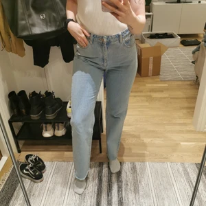 Abrand jeans  - Modell: A '94 High Straight Walk Away. Superfina jeans från Abrand, köpta våren 2021 från nelly.se. Sparsamt använda då jag gick ner i vikt och dom blev för stora efter några månader. Väldigt mjuka och höga i midjan! Jag är 174cm och dom räcker inte riktigt hela vägen ner till golvet när jag bär dem (som man kan se på bilderna). Storlekslappen är bortklippt, men dem är storlek 27/32. 