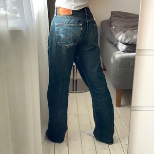 Vintage levis 501 - INTRESSEKOLL på dessa otroliga vintage levis 501 i en så fin mörkblå färg! Midjemått 45, innerben 80cm, sitter snyggt oversize på mig som brukar ha 36 och är ca 168! Perfekta nu till sommaren! Skriv för frågor, mått eller fler bilder!💕💕💞 BUD PÅ: 300kr💕