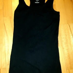 Svart linne - Svart linne. Märke: 157. Stl S