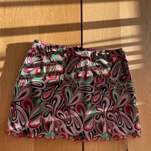 urban outfitters kjol - Kjol från urban outfitters strl M, ny med lappar kvar. Fraktar antingen spårbart 66kr eller med frimärke :) 