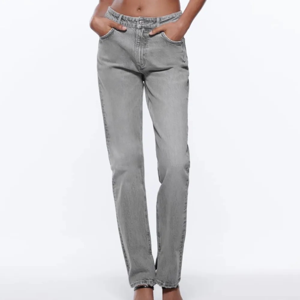 Funderar på att sälja dessa slutsålda zara jeans, beroende på vad budet blir! Så buda i kommentarerna❤️‍🔥. Jeans & Byxor.