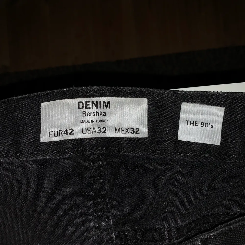 Snygga jeans från bershka. Knappt använda. Lite stora i modellen. Skriv privat för fler bilder.. Jeans & Byxor.