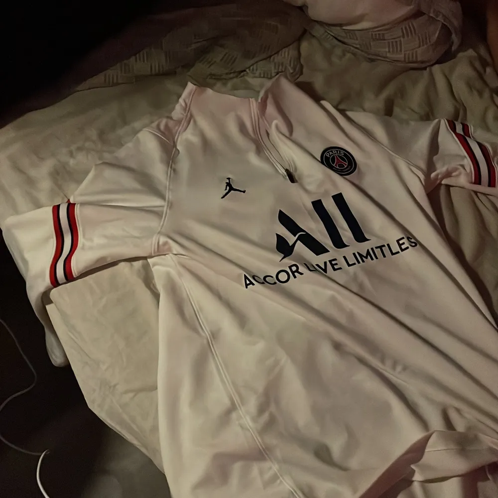 Psg kofta Storlek L/ 180 Cm , bra skick 10/10  använt den 3 gånger , köpt på JDsports för runt 1000kr och vill sälja den för 800kr pris kan också diskuteras , jag väljer att sälja den pågrund av att den är för stor  . Hoodies.