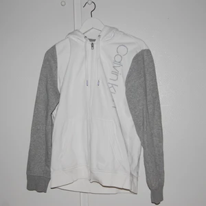 Calvin Klein zip kofta - Köpt i USA använd ett fåtal gånger, storlek S!