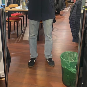 Levis 505  - Vintage Levis jeans med håll i knät.