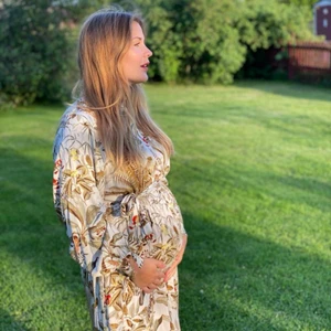 Mönstrad Skjortklänning - Mönstrad Skjortklänning från HM. Strl 38. Använd ett fåtal ggr. Fint skick. 