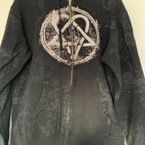 Rock & Rebellion Heartagram HIM hoodie - Tröja från rock & rebellion med ett heartagram. Logga för bandet HIM. Vintage och väldigt ovanlig därav priset, men det går att diskuteras. 