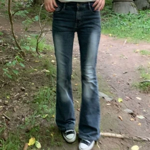 mörkgråa jeans - mörkgråa bootcut/flared midwaist jeans