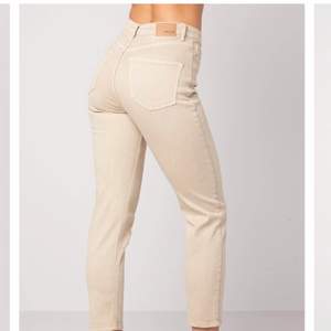 Säljer detta fina jeans från Gina på grund av att dom är för små för mig! Jätte fina och sköna, toppen skick och inga skavanker! 💕