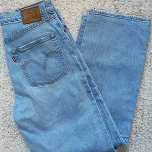 Levis jeans, mycket bra skick. Modell: ribcage straight. Fin ljusblå tvätt perfekt till sommaren. Kontakta för fler bilder eller frågor🙌💓