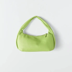 Axelremsväska Gina tricot  - Väska i skinnimitation med kort axelrem. Väskan är grön och har en dragkedjestängning upptill. Den har ett innerfack. Helt ny!  mått: 37 x 18 cm