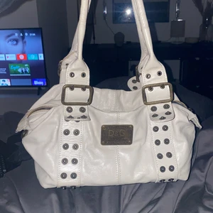 Vintage dolce&gabbana väska  - Äkta Vintage D&G väska. Använd men inte några skador. Säljer för 400 + frakt 