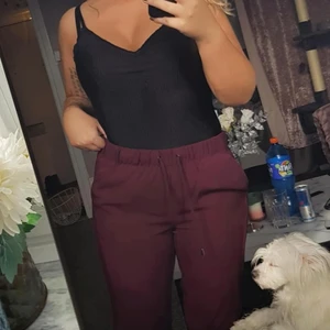 Vinröda byxor  - Väldigt sköna och snygga byxor. Ej mjukisbyxor utan finare, glatt tyg. Vinröda/plommonfärgade. Använda 1 gång 💜