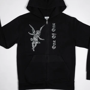 One of one zip hoodie - Säljer nu min one of one zip hoodie i stolek M. Den är använd  cirka 8-9 ggr, men den är i väldigt fint skick och alla stenar sitter kvar.