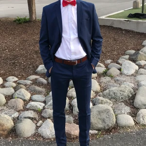 Mörkblå kostym  - Säljer nu min mörkblåa kostym då den inte längre passar mig. Den är köpt på Jack & Jones för ca 2,5 år sedan och sedan dess sparsamt använd och därav i väldigt bra skick. Benen är av modellen slim vilket syns på sista bilden. Kavajen är strl 48 och byxorna strl 46. Pris kan diskuteras vid snabb affär.