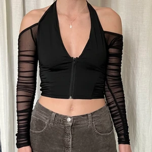 y2k svart topp - storlek: passar S och M. stretchigt material. möts upp i stockholm eller fraktar. toppen finns kvar 🖤
