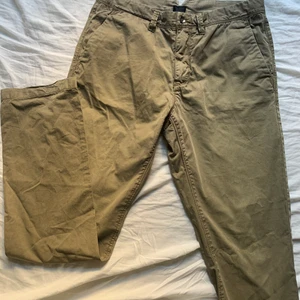 Gröna byxor - Olivgröna byxor i ett skönt, typ stelt och luftigt, material. Säljer på grund av att jag inte använder de. De är helt oanvända och defektfria! De går över fötterna på mig som är 174 och är ganska stora i midjan men det funkar med skärp. De sitter någon centimeter under naveln och är typ straightleg. Om ni vill ha mer info eller bilder är det bara att fråga💕💕