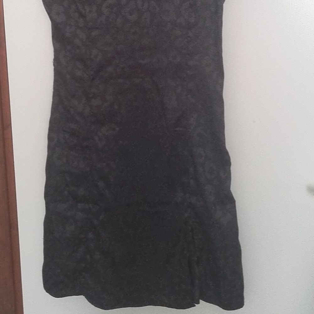 These photos don't really show the dress super well. There is a subtle leopard print on the dress. There is also a slit on the bottom of the dress. The dress is from a Disturbia mystery box. Klänningar.