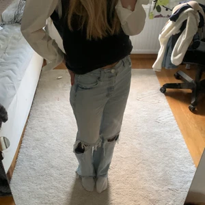 Jeans - Säljer dessa mega sygga jeansen från Zara i strl 34. Använda fåtal gånger. ❤️