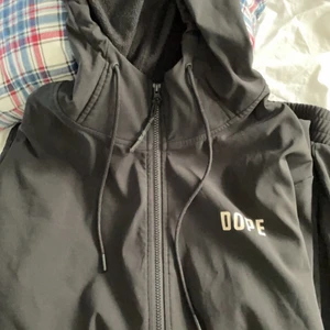 Dope jacka - Hejsan, säljer nu min dope jacka, strl är L & är i bra skick nypriset var 1.200 men säljer av den billigt för den måste bort. Så endast 250