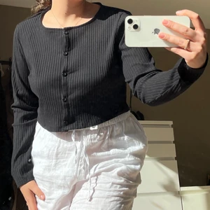 Svart långärmad - Svart långärmad tröja med svarta knappar som är helt oanvänd då den är för stor för mig. Den är i storlek M men är lite stor i storleken😊 köpt från mobil för 250 kr och säljer för 90 kr + frakt😊