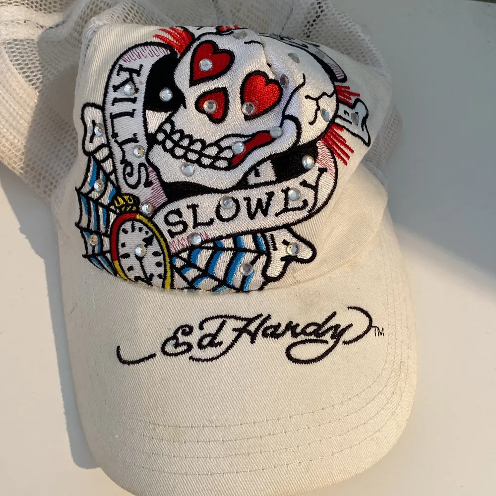 Vit Ställbar Ed hardy keps med strass i fint skick! Köparen står för frakten . Övrigt.