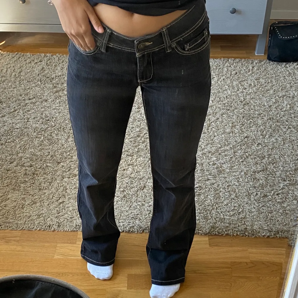 Super snygga och trendiga lågmidjade jenans. Köpta vintage i en rak/bootcut modell. Kan skicka fler bilder om det önskas. Midjemåttet är 70cm och innerbenslängden är 80cm. Frakt tillkommer 💞. Jeans & Byxor.