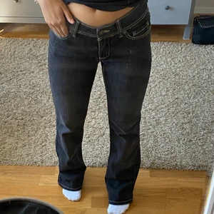 Lågmidjade jeans strl 34  - Super snygga och trendiga lågmidjade jenans. Köpta vintage i en rak/bootcut modell. Kan skicka fler bilder om det önskas. Midjemåttet är 70cm och innerbenslängden är 80cm. Frakt tillkommer 💞