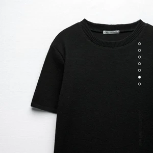 stickad t-shirt  - En svart stickad t-shirt från zara! Helt slutsåld, använd max två gånger!  Passar mig som vanligtvis har storlek S-M då den är liten i storlek:) 170 + frakt💕