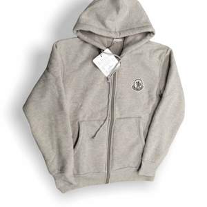 Oanvänd moncler hoodie i storlek M med tags och dust bag 