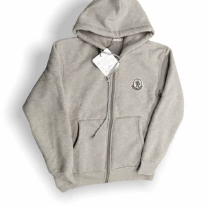 Moncler zip hoodie - Oanvänd moncler hoodie i storlek M med tags och dust bag 