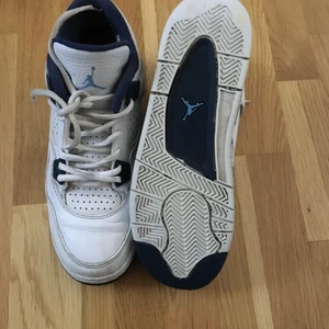 Jordan 4 - Säljer nu mina Jordan 4s i retro blue! De är i storlek 40 då jag har storlek 38 och därför säljer jag dem. Lite småslitningar annars toppen