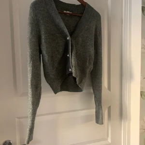 Kofta från H&M - Otroligt fin kofta från H&M med fina knappar, väldigt populär! Är absolut öppen för prisförslag, kan mötas upp i Stockholm och det är bara att skriva för fler bilder!!